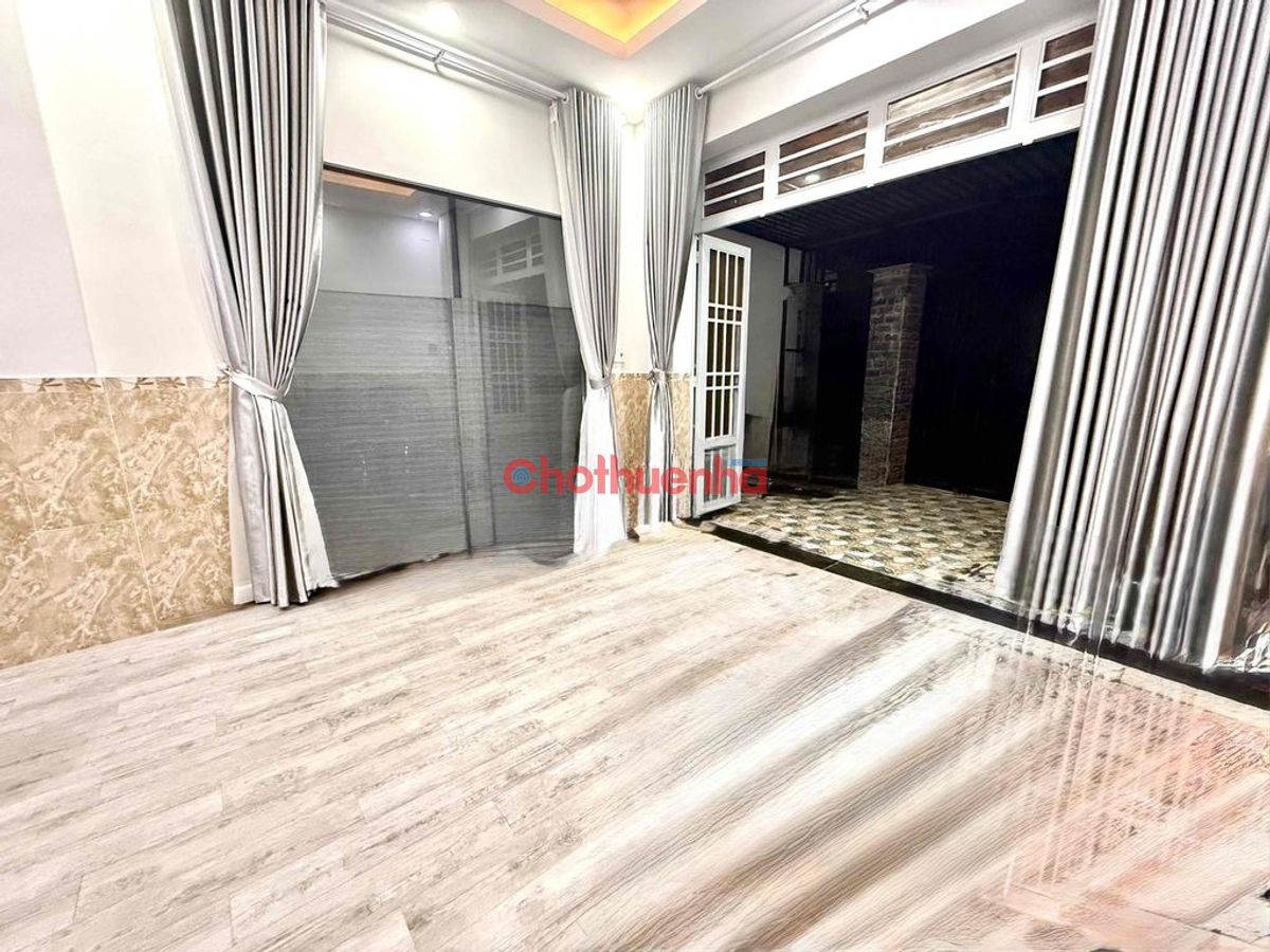 Cho thuê nhà Gò Vấp - 1 trệt 1 lầu - Sân vườn rộng thoáng có chỗ để xe, bếp cực to hiện đại, 5 phòng ngủ có ban công (có PN dưới trệt). - Xe hơi đậu cửa. Ngay hồ bơi 1-6, nhà thiếu nhi 1/6 Gò Vấp. Giá Thuê 29 triệu