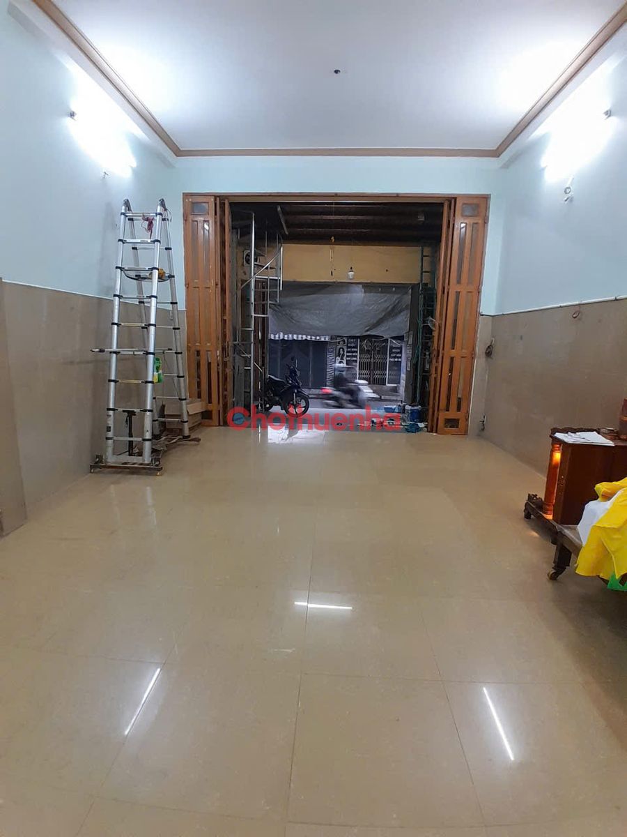 cho thuê nhà - (mặt bằng vuông vức);có sân đậu xe máy (10 xe) - cách chợ Hiệp Bình, trường cấp 2 cấp 3, bệnh viện, trung tâm thương mại Gigamall 5 phút đi chuyển. Sát bên đường Phạm Văn Đồng thuận tiện đi Bình Thạnh, Gò Vấp, sân bay.