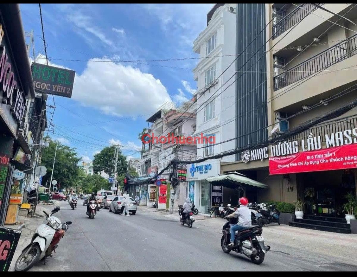 CHO THUÊ BIỆT THỰ MẶT TIỀN ĐƯỜNG HOÀNG DƯ KHƯƠNG, QUẬN 10 - CÓ SÂN ĐỂ XE VÀ GARA OTO