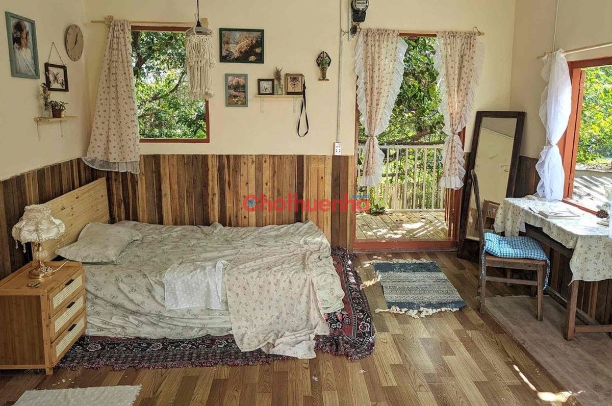 cho thuê hoặc sang nhượng nhà có Diện tích 10x20m, kết cấu trệt, có 3 gian làm Studio, 2 gian làm homestay, 1 gian ở trung tâm cho khách sử dụng (này có thể khai thác thêm làm quán nước nhỏ), sân trước và sân sau rộng rãi đã trồng sẳn cây xanh.