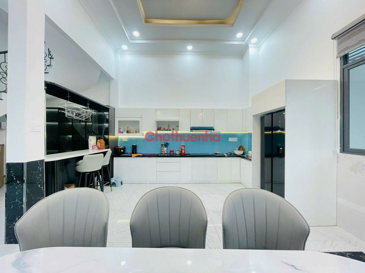 SIÊU PHẨM NHÀ Ở - Biệt thự có sân vườn mới tinh giá chỉ 15 triệu