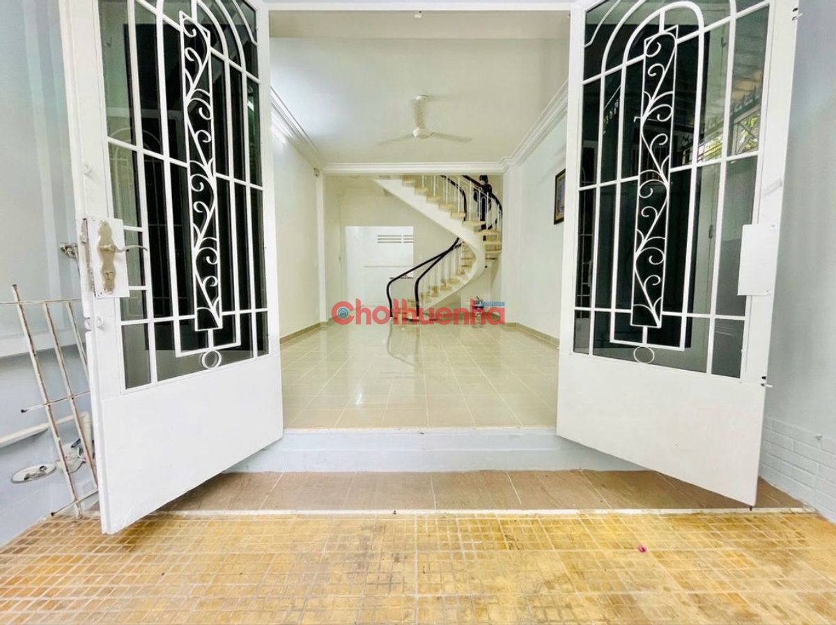 Cho thuê nhà hẻm tải cạnh sân bay tân sơn nhất, 4.3x13m - mới sơn sửa