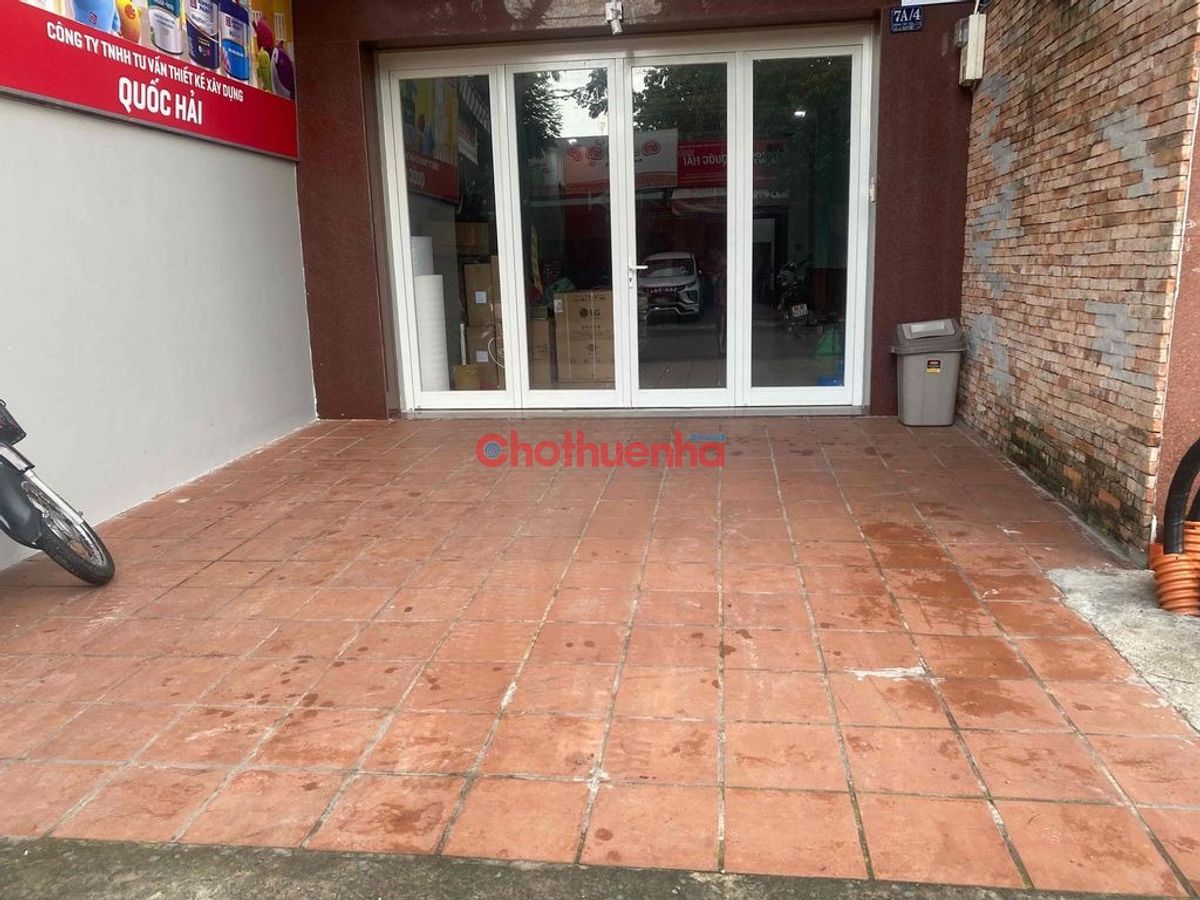 Cho thuê mặt bằng đường Thành Thái, Phường 14, Quận 10. Ngang 5m, sân rộng để xe.