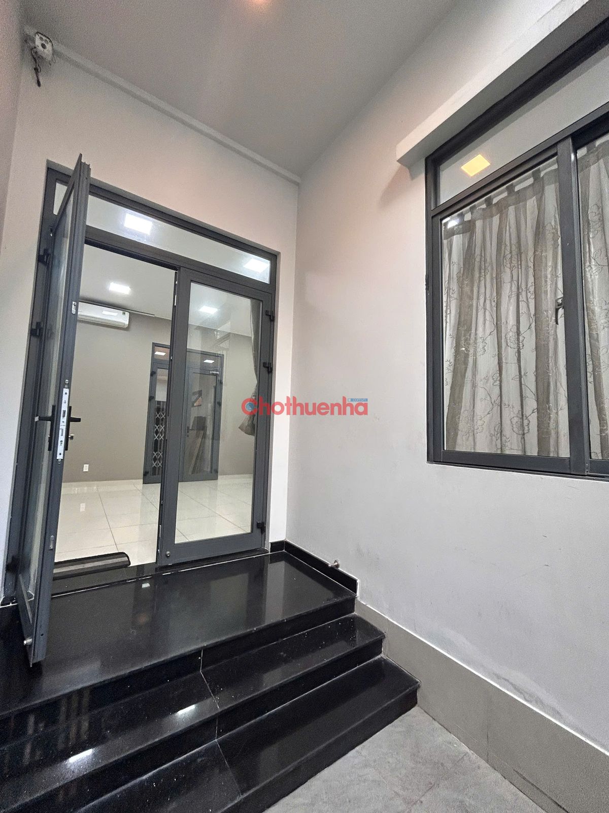 Cho thuê nhà mới đẹp đường Võ Văn Tần, P.6, Q.3 - 5.5x12m, 5 Tầng, Giá chỉ 2x