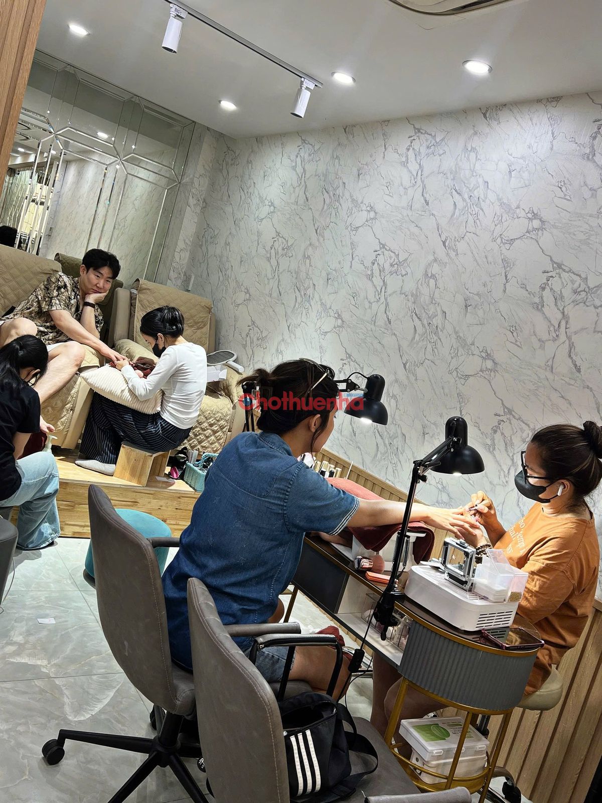 Sang nhượng Đường Cống Quỳnh, Phường Nguyễn Cư Trinh, Quận 1.