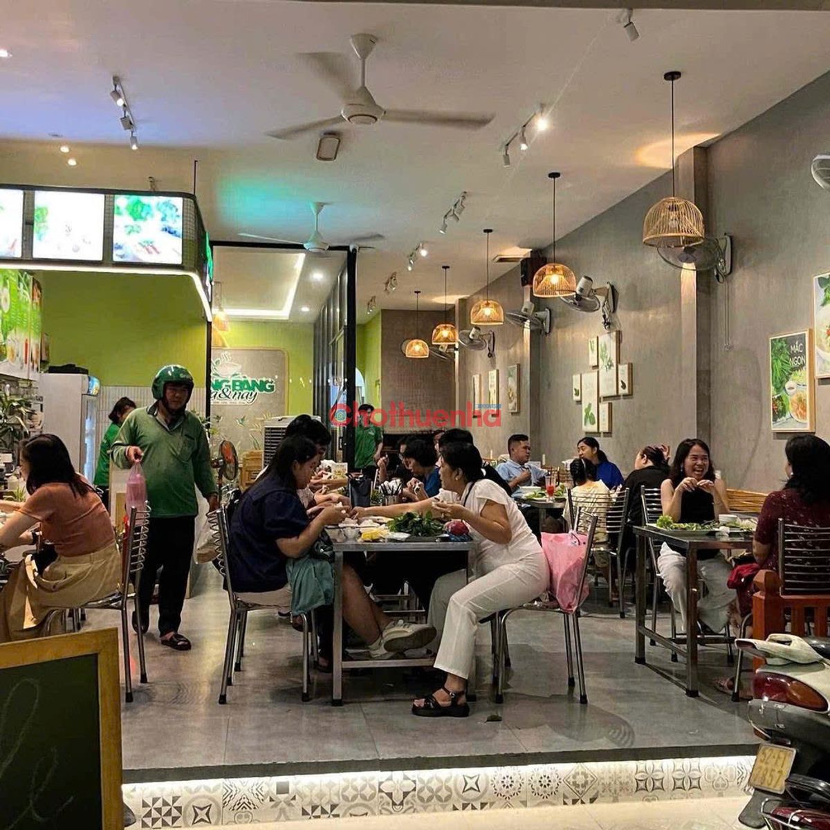 Cho thuê nhà mặt tiền ngang 6m, trục đường kinh doanh sầm uất Nguyễn Thị Thập. Gía chỉ 45 triệu/tháng.