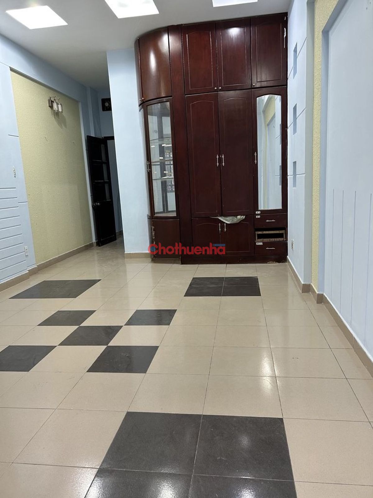 Cho thuê nhà mặt tiền đường Giải Phóng, Phường 4, Quận Tân Bình.