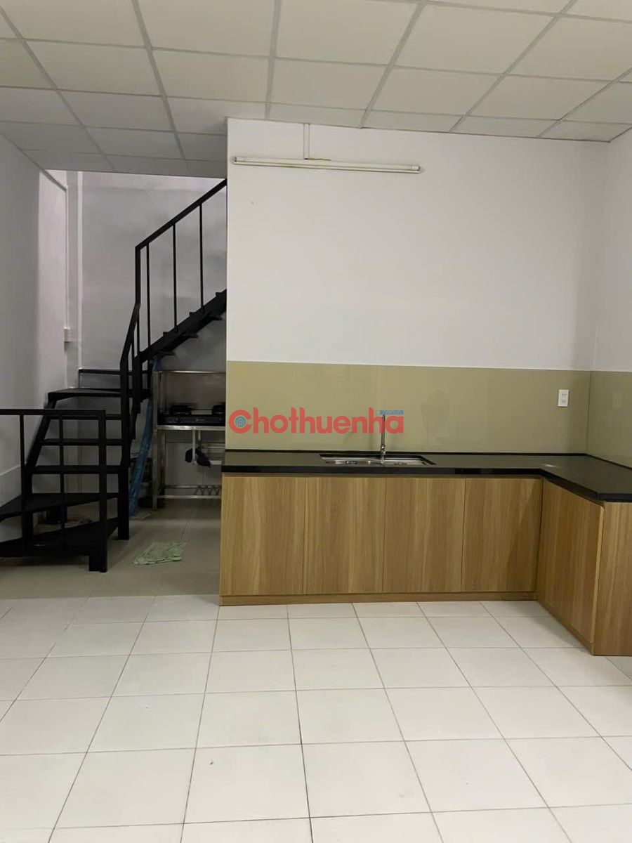 Cho thuê nhà nguyên căn Hoàng Văn Thụ, Phường 4, Tân Bình - 4x7m, 2 Tầng - Nội thất cơ bản, máy lạnh