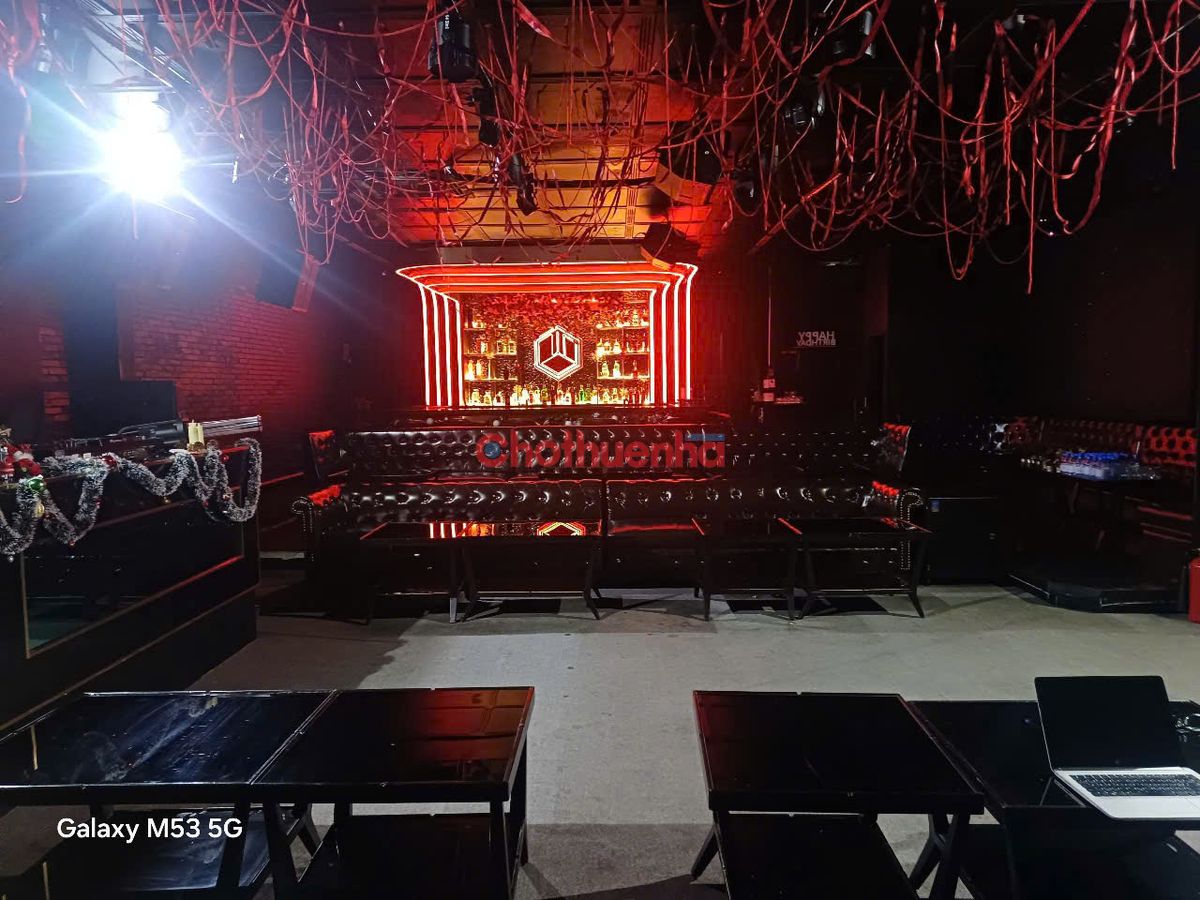 Cho thuê Mặt Bằng Tầng 1 Quận 1, Lối Đi Riêng, 250m2 