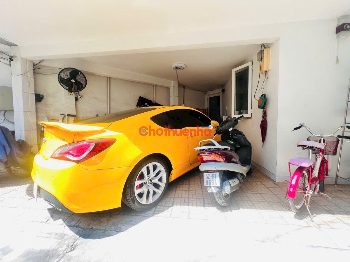 Cho thuê nhà nguyên căn sân vườn đường Cách Mạng Tháng 8, Quận 3, vị trí đẹp.