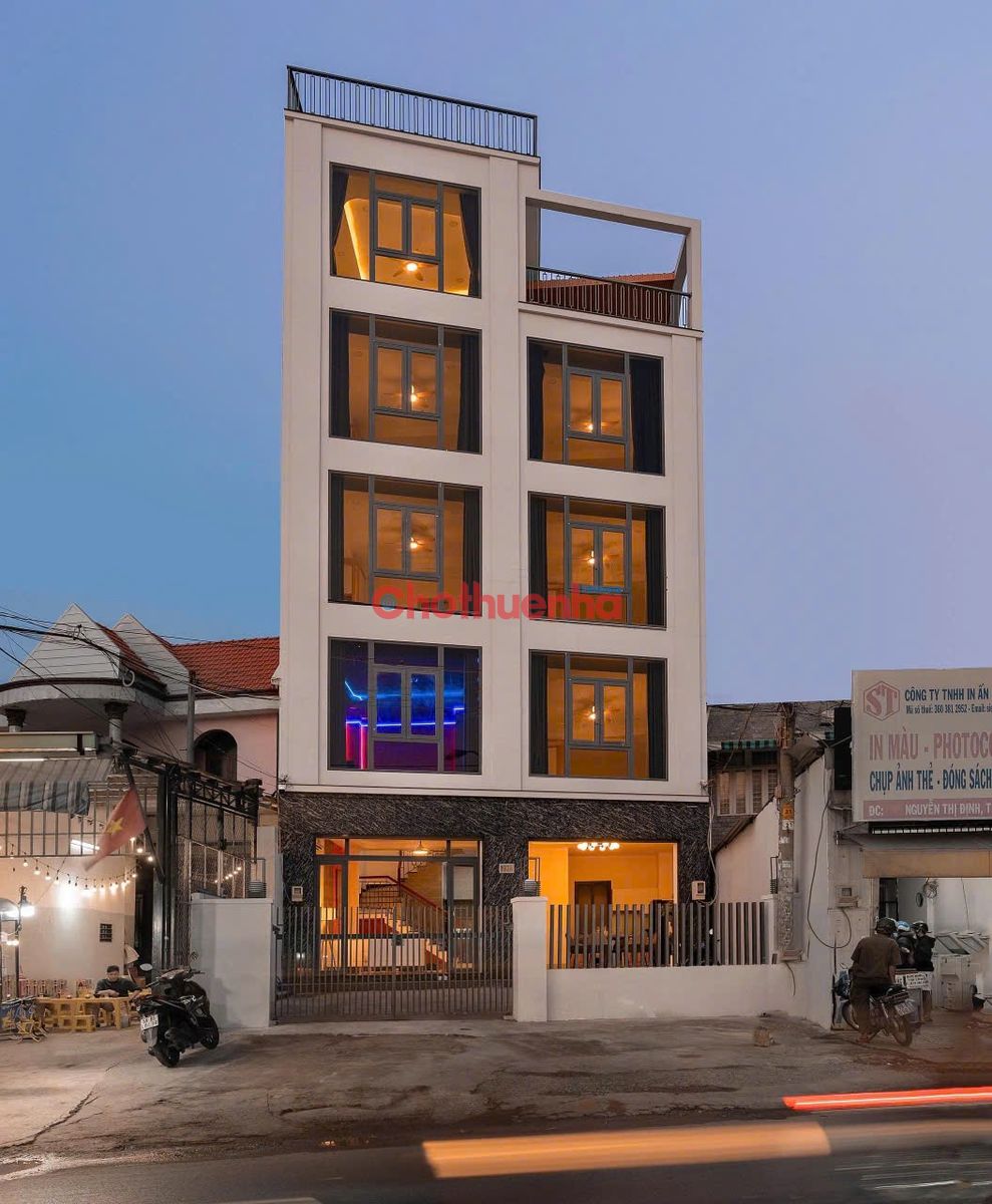 CHO THUÊ NHÀ MẶT TIỀN NGUYỄN THỊ ĐỊNH QUẬN 2 NGANG 10M CÓ THANG MÁY FULL NỘI THẤT KHAI THÁC Ở KẾT HỢP VĂN PHÒNG