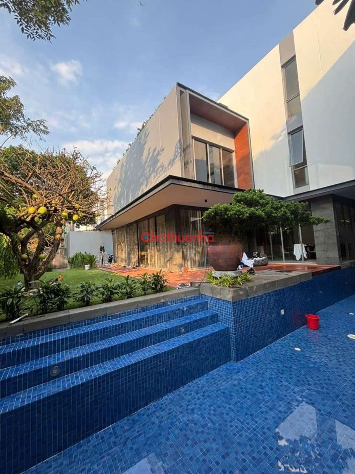 Cho thuê biệt thự sang trọng tại 145 Nguyễn Văn Hưởng, Phường Thảo Điền, Quận 2, 750m2