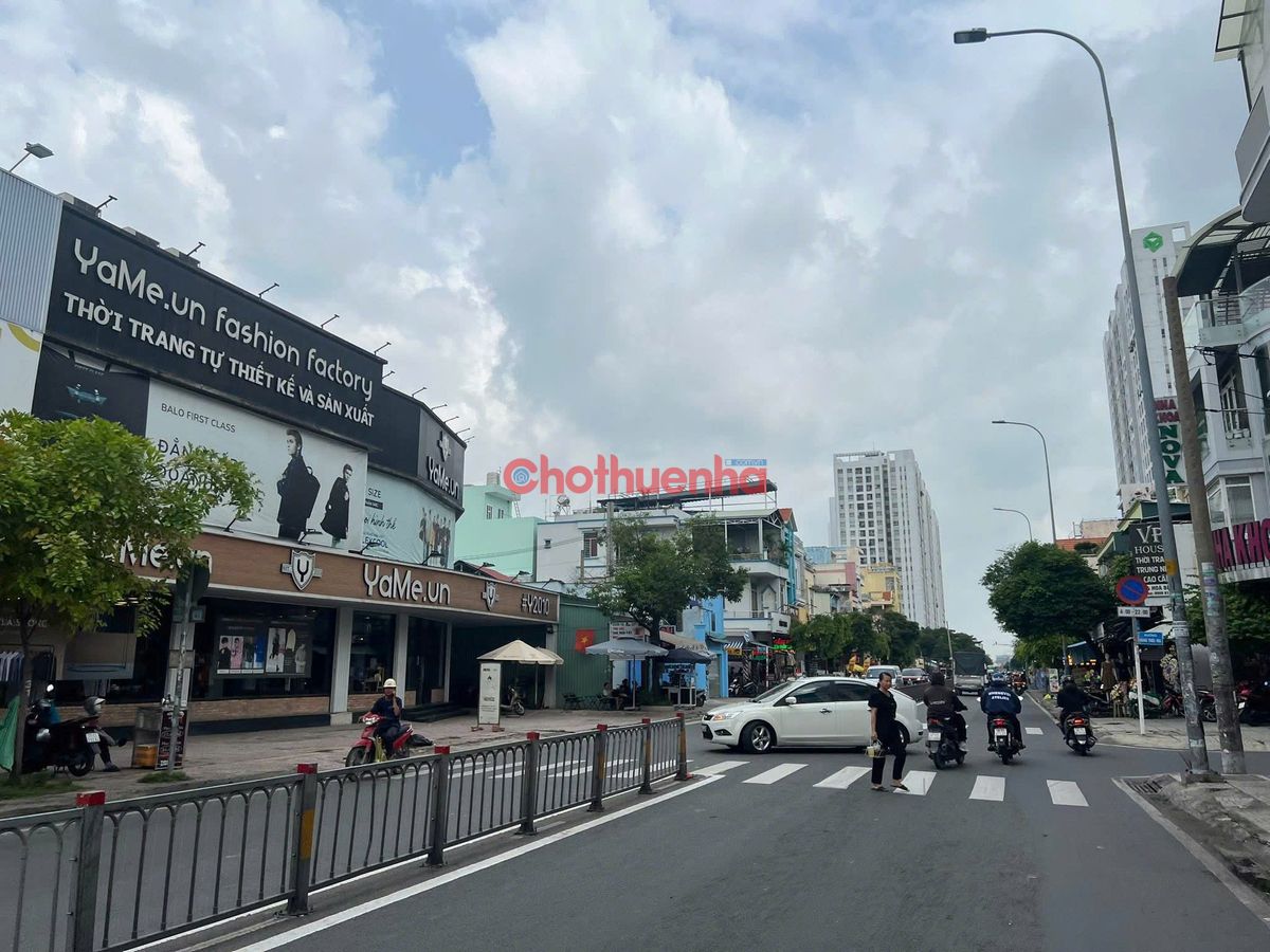 CHO THUÊ NHÀ MẶT TIỀN ĐƯỜNG HÒA BÌNH, Q. TÂN PHÚ. NGANG 6 X 20M. DT 120M2