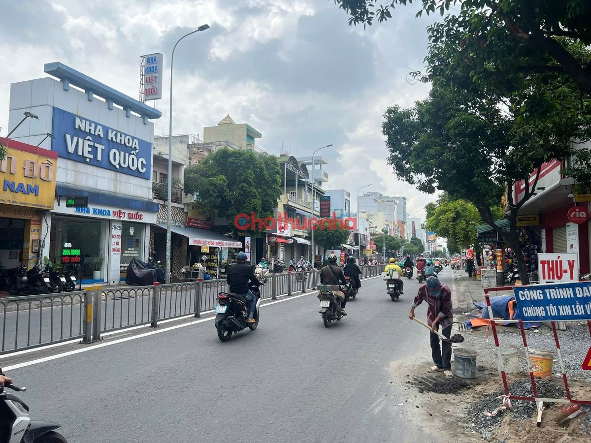 CHO THUÊ NHÀ MẶT TIỀN ĐƯỜNG HÒA BÌNH, Q. TÂN PHÚ. NGANG 6 X 20M. DT 120M2