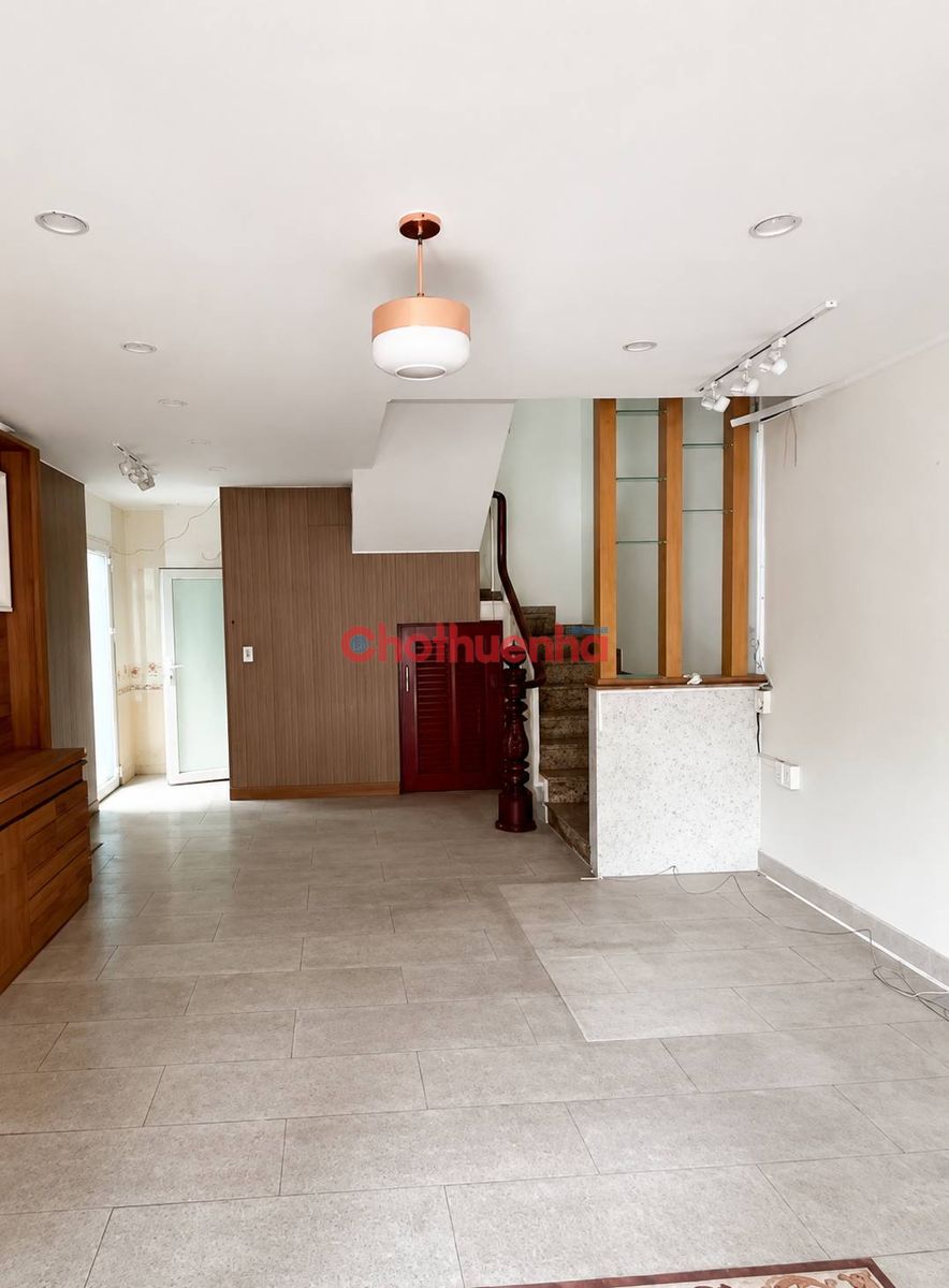 Cho thuê nhà mặt tiền đường Lý Chính Thắng, Quận 3, căn góc , 4.5x12m, KD đa Ngành