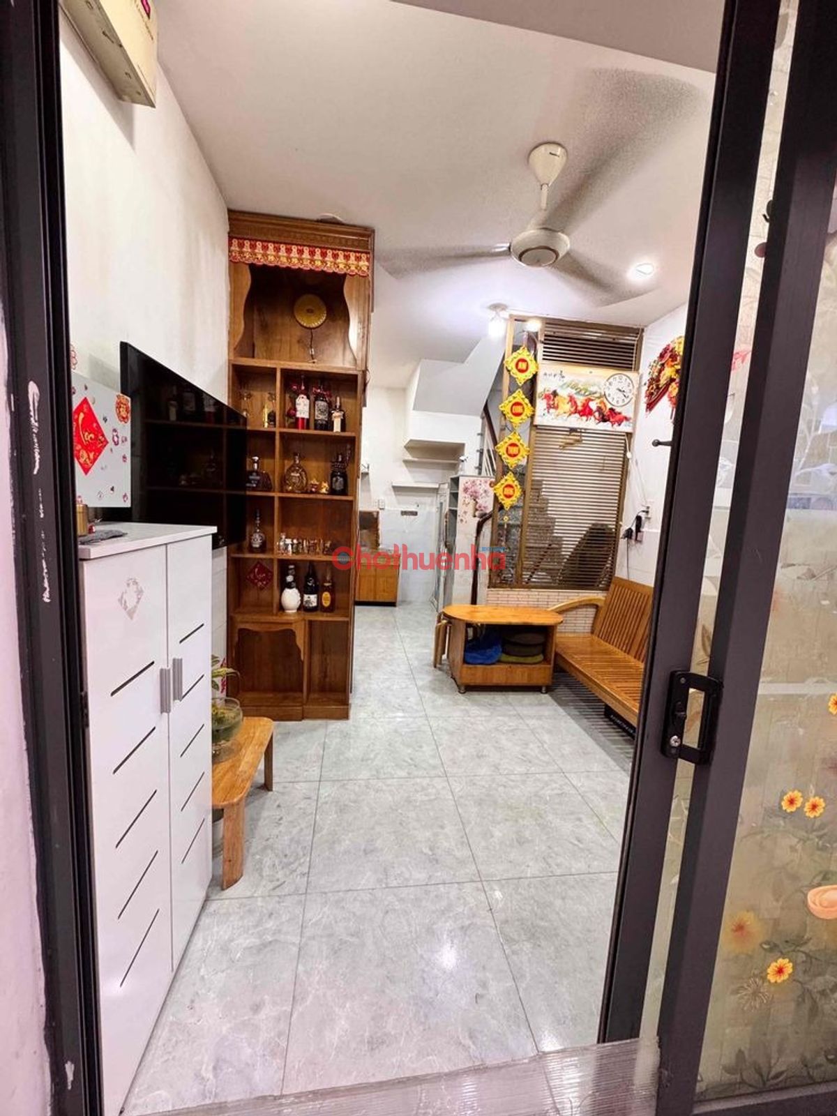 CHO THUÊ NHÀ NGUYÊN CĂN ĐƯỜNG CMT8 , QUẬN 10 - TRỆT 3 LẦU 3 PHÒNG NGỦ