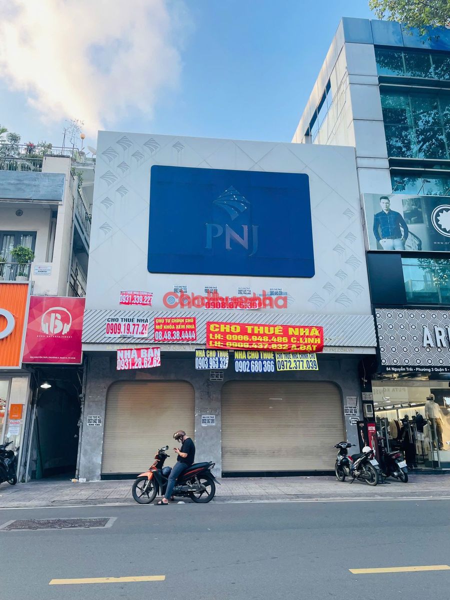 CHO THUÊ NHÀ MẶT TIỀN 86-88 NGUYỄN TRÃI, QUẬN 5 - NGANG 9M - TRỐNG SUỐT