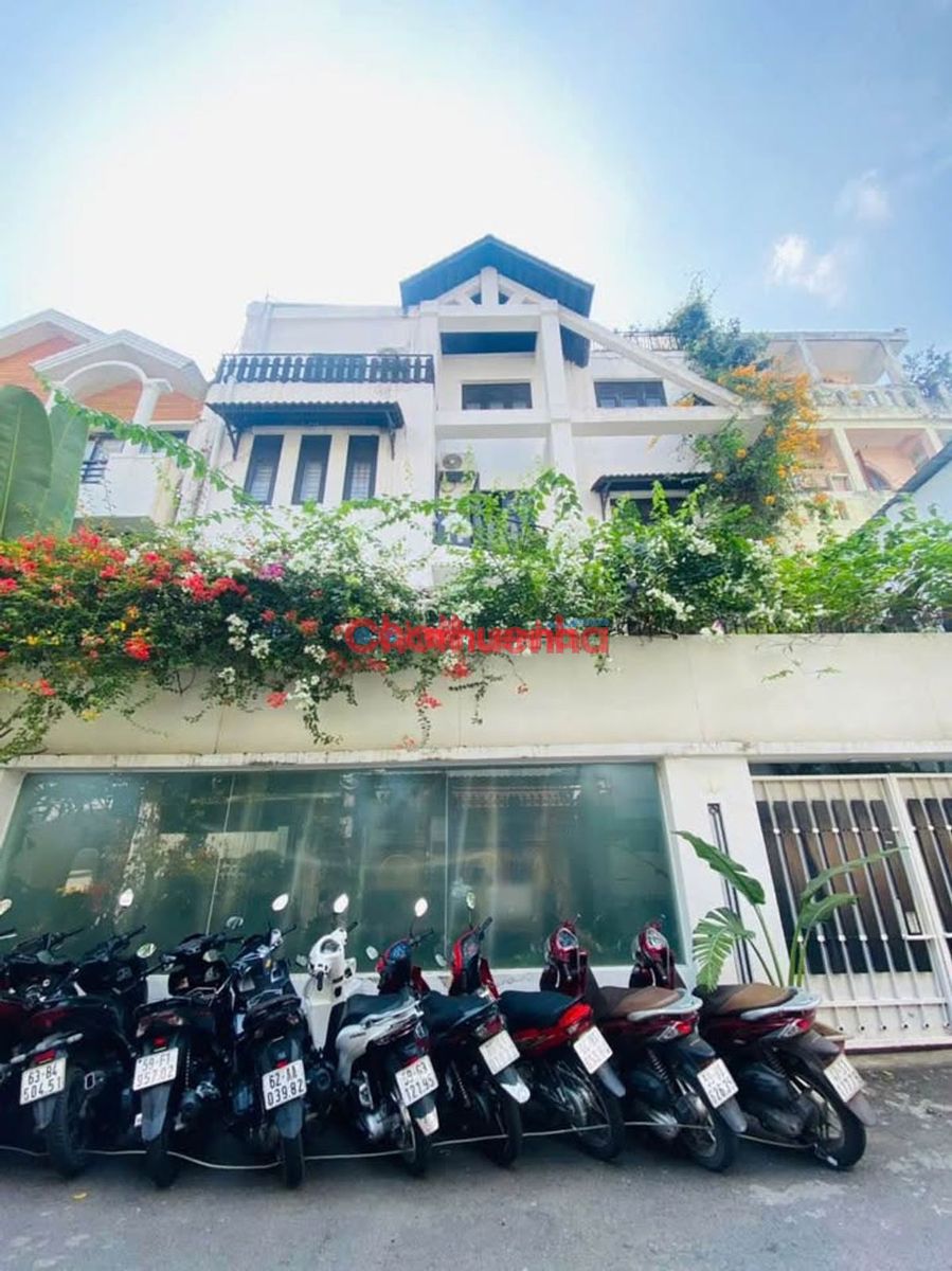 CHO THUÊ BIỆT THỰ SÂN VƯỜN TẠI 375/4 HOÀNG SA QUẬN 1 - DTSD 500M2