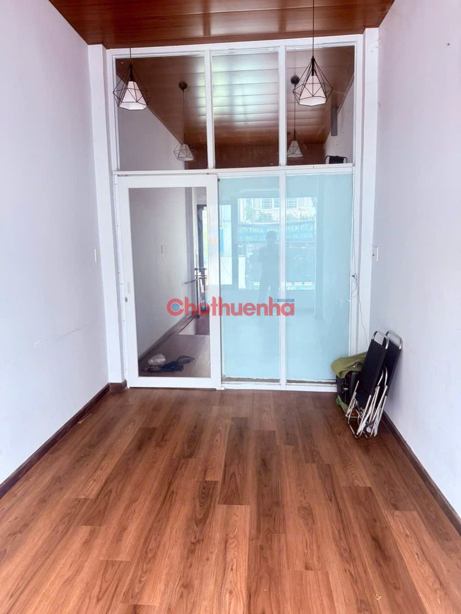Cho thuê nhà nguyên căn mặt tiền Nguyễn Thượng Hiền, Phường 4, Quận 3.