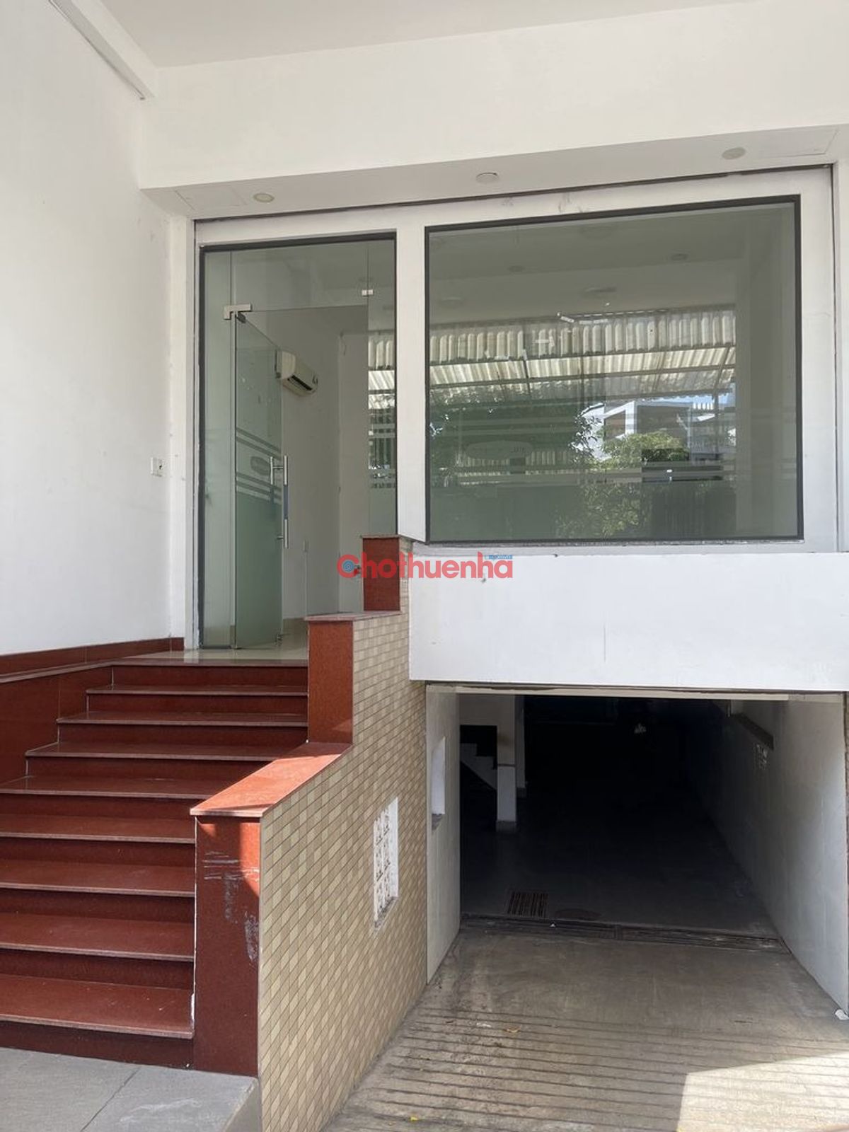 Cho thuê nhà nguyên căn mặt tiền DT 6X20  có thang máy và hầm đậu xe 
