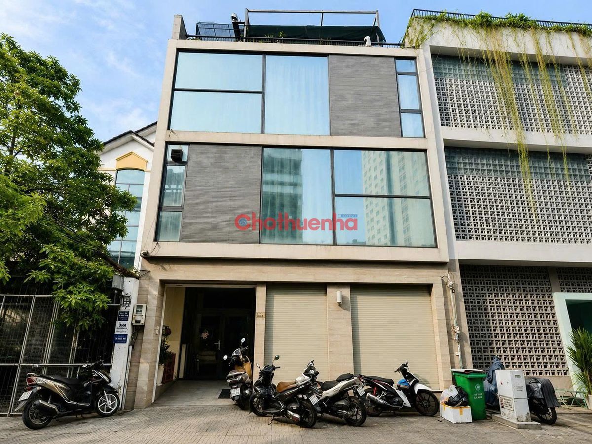 Cho thuê nhà mặt tiền 30B Hồ Hảo Hớn, Phường Cô Giang, Quận 1.