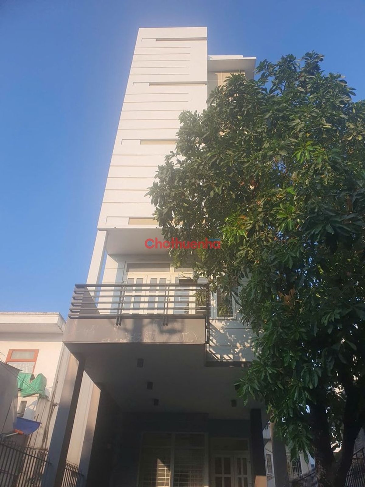 CHO THUÊ TÒA NHÀ GÓC 3 MẶT TIỀN LÊ VĂN THỊNH, QUẬN 2 