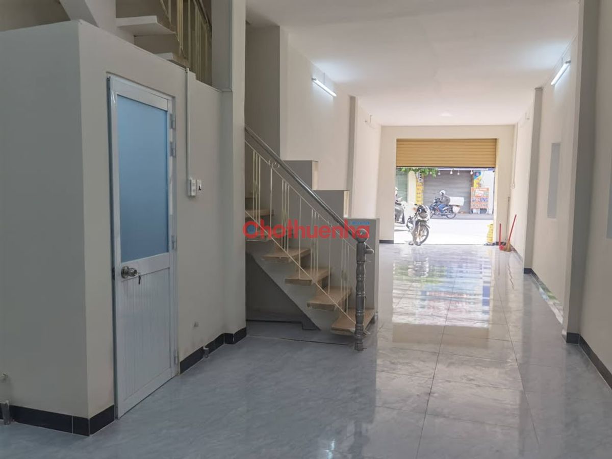 Cho thuê nguyên căn nhà mặt tiền đường  Cách Mạng Tháng Tám, Quận 10, 3.8x16m