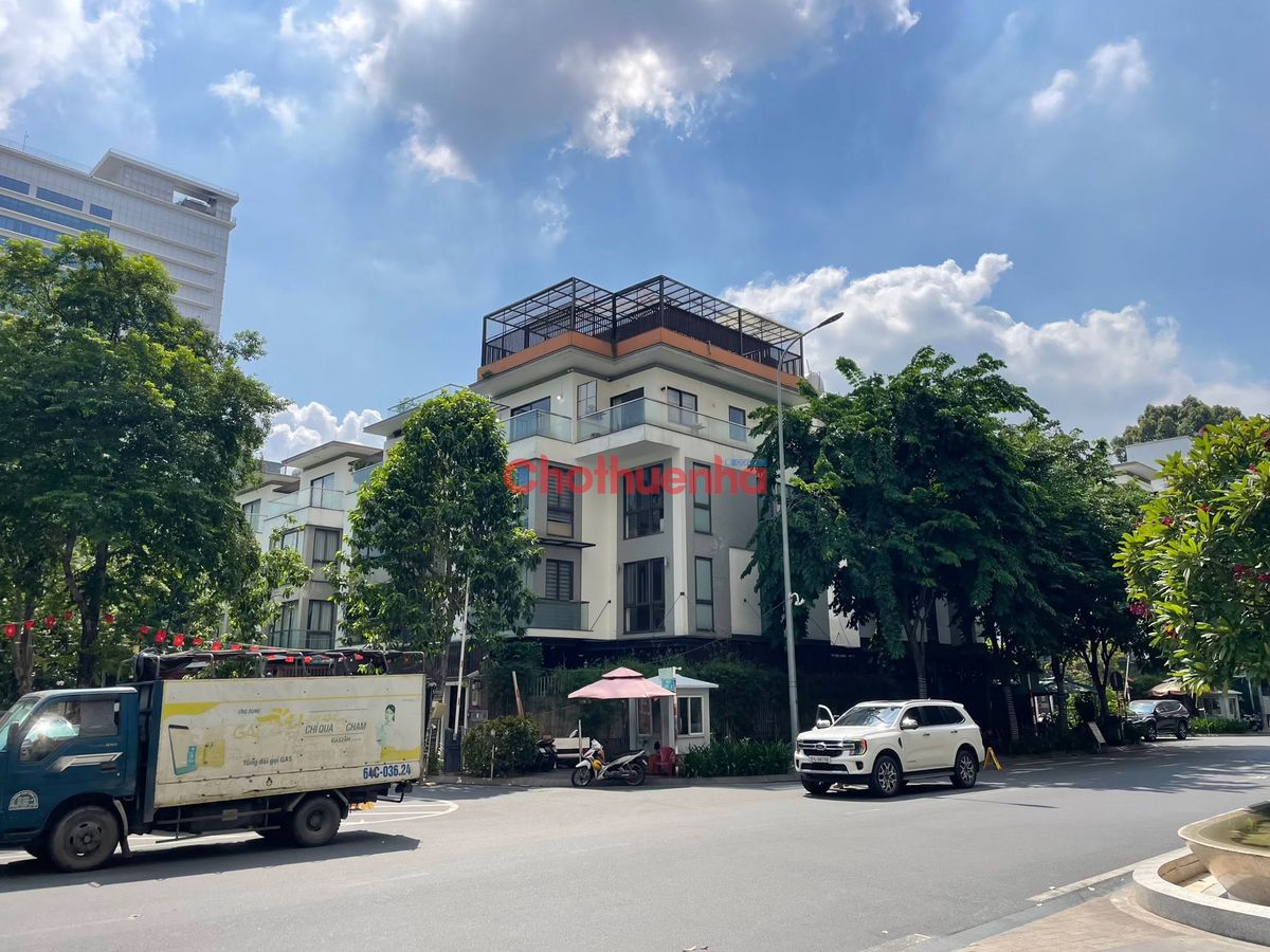 Cho thuê nhà góc 2 mặt tiền tại khu Hà Đô Centrosa, Phường 12, Quận 10, DT: 10x16m
