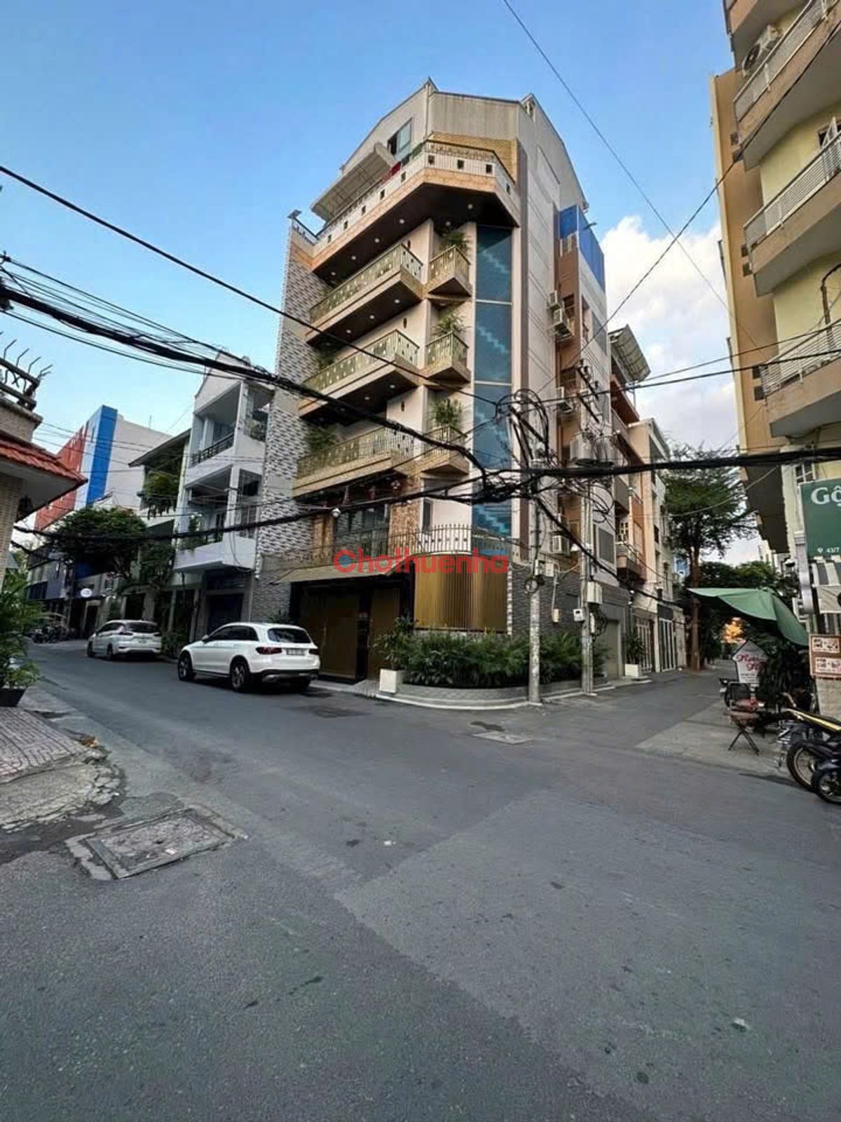 CHO THUÊ NHÀ NGUYÊN CĂN KHU NHÀ GA T3. NGANG 9.5 MÉT. 5 TẦNG THANG MÁY (HẦM ĐỂ XE)