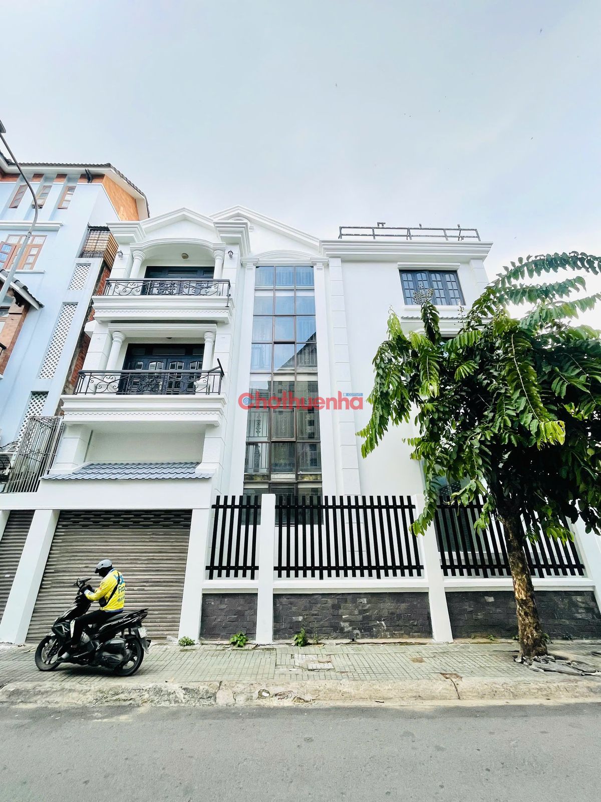 CHO THUÊ TOÀ NHÀ GÓC 2 MẶT TIỀN HOA LAN, PHƯỜNG 2, QUẬN PHÚ NHUẬN - DT 8x25m