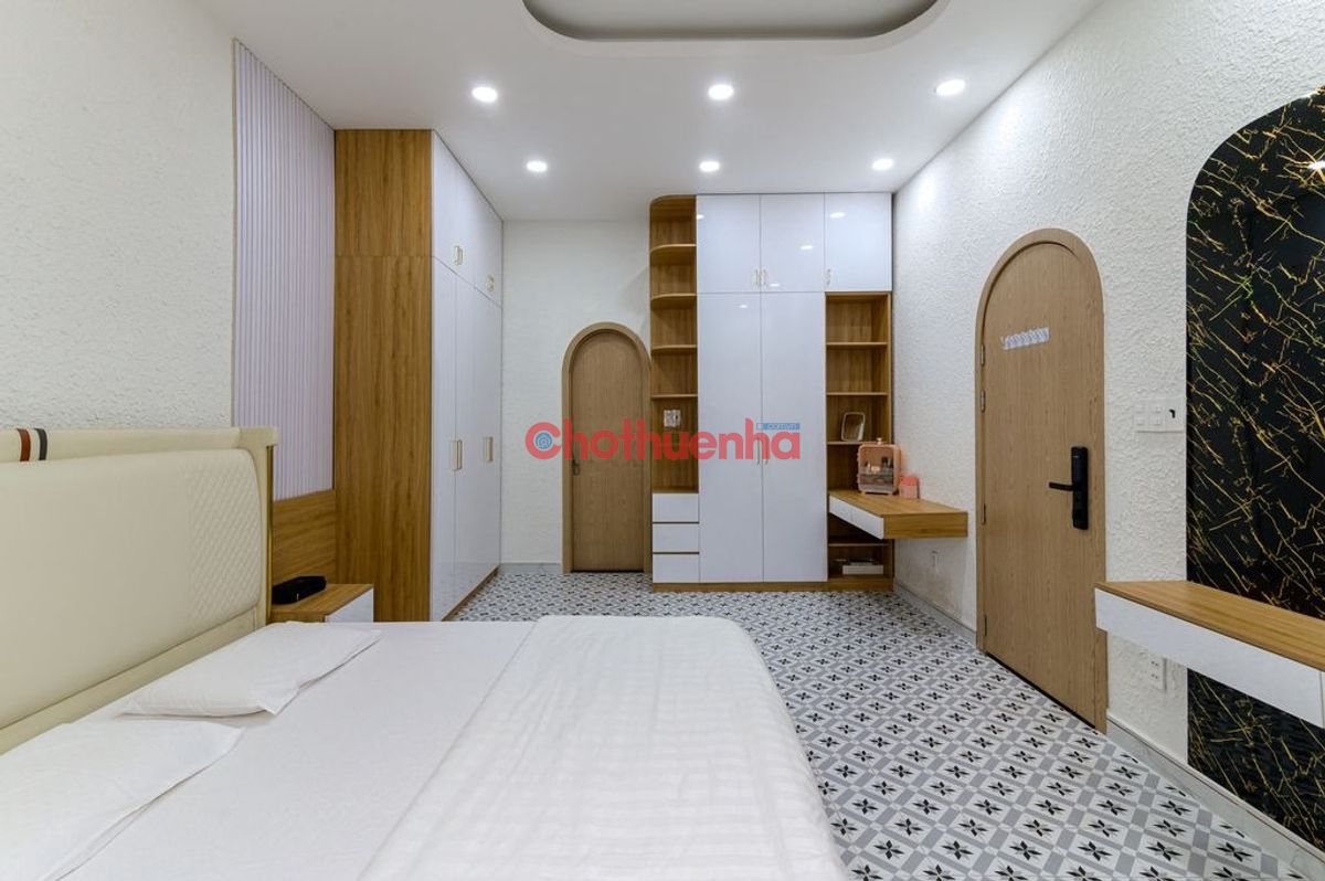 CHO THUÊ CHUNG CƯ LÝ TỰ TRỌNG Q1 - DTSD 190M2 - KHU BẾN THÀNH NHÀ MỚI 