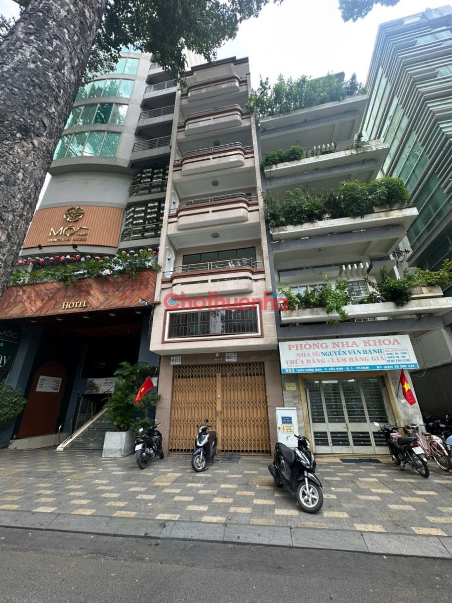 CHO THUÊ NHÀ TRẦN HƯNG ĐẠO QUẬN 1, 1 TRỆT 1 LỬNG 4 LẦU SÂN THƯỢNG, GIÁ 70 TRIỆU