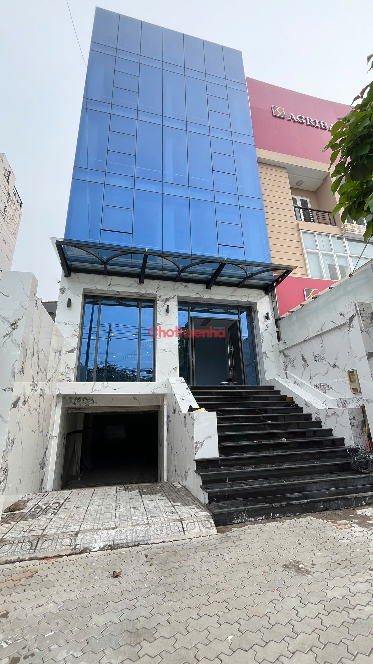 CHO THUÊ TÒA NHÀ VĂN PHÒNG LƯƠNG ĐỊNH CỦA Q2 – NHÀ MỚI, ỐP KÍNH SANG TRỌNG, CÓ THANG MÁY