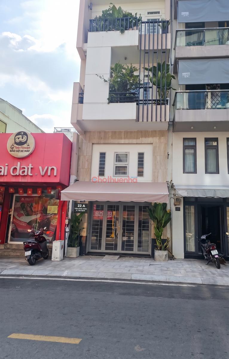 Cho thuê mặt bằng: mặt tiền thoáng đẹp, cửa kính sang trọng, không gian tối ưu cho nhận diện thương hiệu.rnTẦNG TRỆT - Diện tích 4m x 16m (nở hậu 5m : 4x6m + 5x10m)