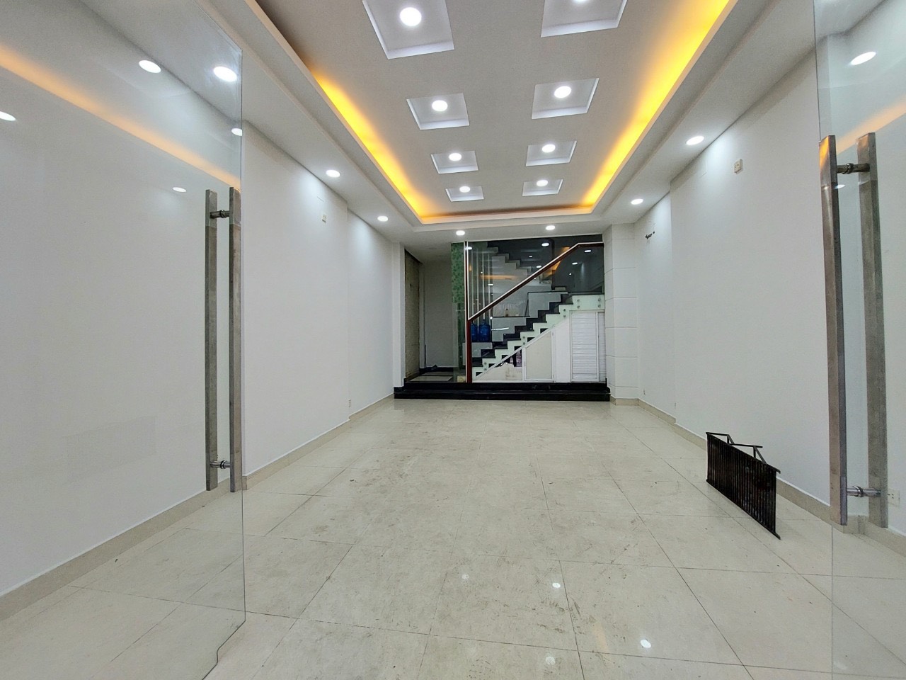 CHO THUÊ NHÀ MẶT TIỀN ĐƯỜNG HỒ BÁ KIỆN, P.15, QUẬN 10. 4,7x11m