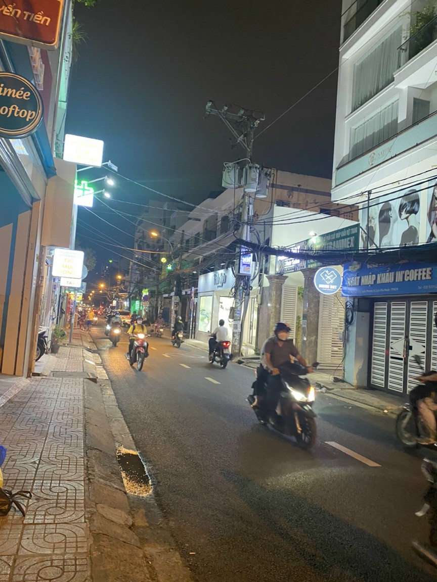 CHO THUÊ NHÀ MẶT TIỀN NGUYỄN TRỌNG TUYỂN PHÚ NHUẬN - DTSD 300M2