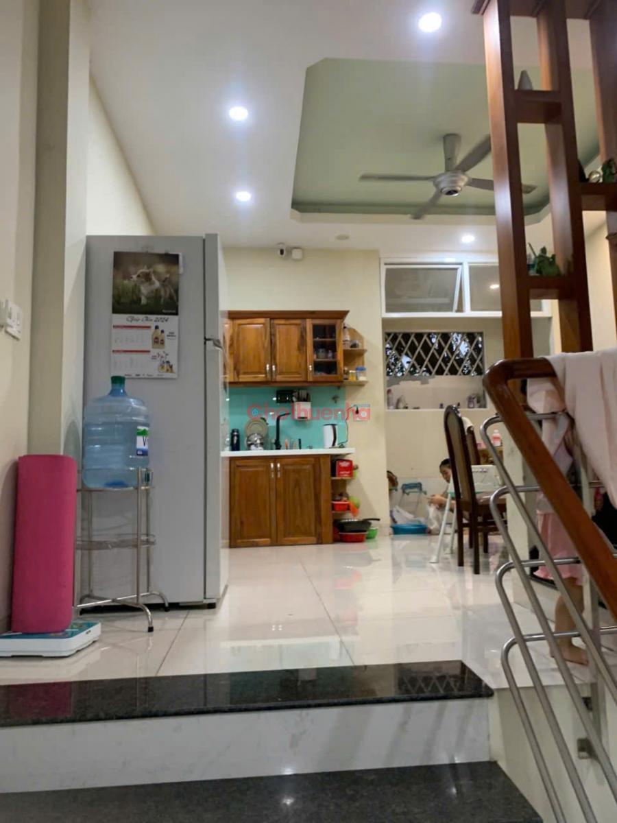 Cho thuê nhà hẻm xe hơi, nhà mới, 3 tầng, 4 phòng ngủ, 3wc, bếp, sân thượng, hầm để đồ và tầng trệt